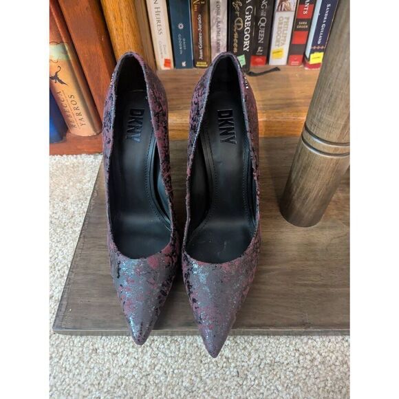 NWOB DKNY CARISA-HIGH POINTED TOE SLIP-ON PUMP WOMEN SHOES 7.5 BORDEAUX COLOR - Picture 1 of 7